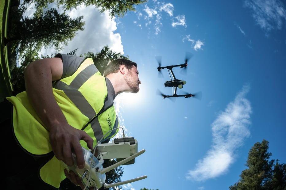 Пилотирование беспилотных летательных аппаратов. Беспилотники. Пилот дрона. Квадрокоптер строители. Оператор дрона