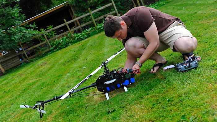 matt-setting-up-model-helicopter